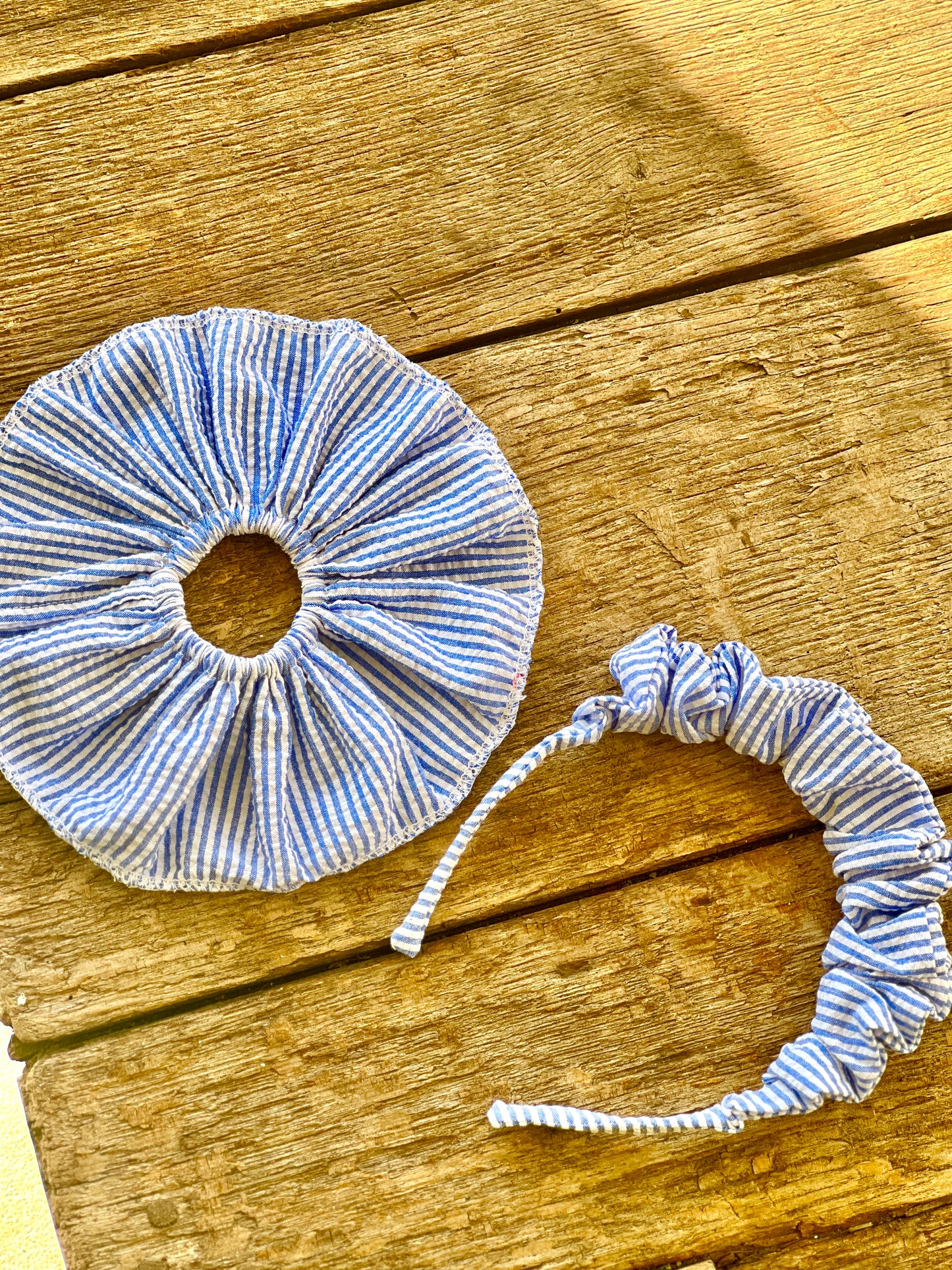 Chouchou à volant double gaze blanc à rayures bleues – Accessoire cheveux élégant et confortable