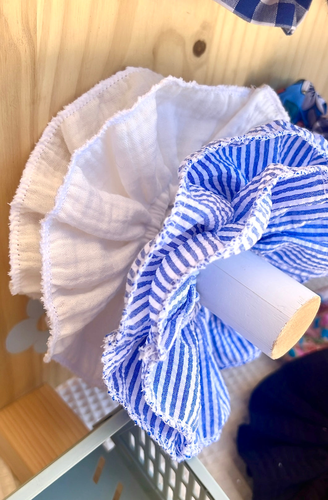 Chouchou à volant double gaze blanc à rayures bleues – Accessoire cheveux élégant et confortable